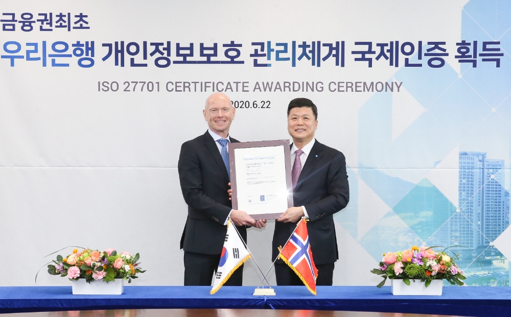 권광석 우리은행장(오른쪽)이 프로데 술베르그 주한 노르웨이 대사(왼쪽)와 22일 인증서 수여식에서 기념촬영을 하고 있다. /사진=우리은행