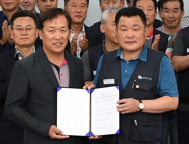 현대차 하언태 사장(왼쪽)과 이상수노조 지부장.