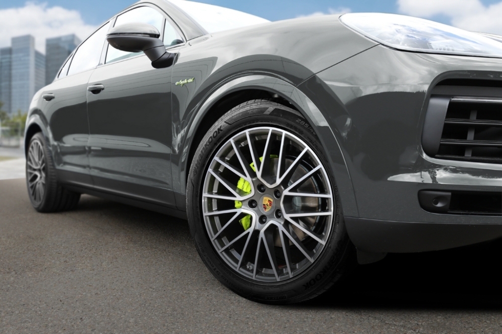 포르쉐 카이엔에 탑재된 한국타이어/사진=한국타이어