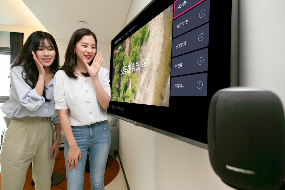 서울 강남구 역삼동 보리호텔 객실에서 KT 직원과 야놀자 직원이 기가지니가 적용된 호텔용 인공지능 TV ‘와이플럭스 TV’를 시연하고 있다/사진=KT