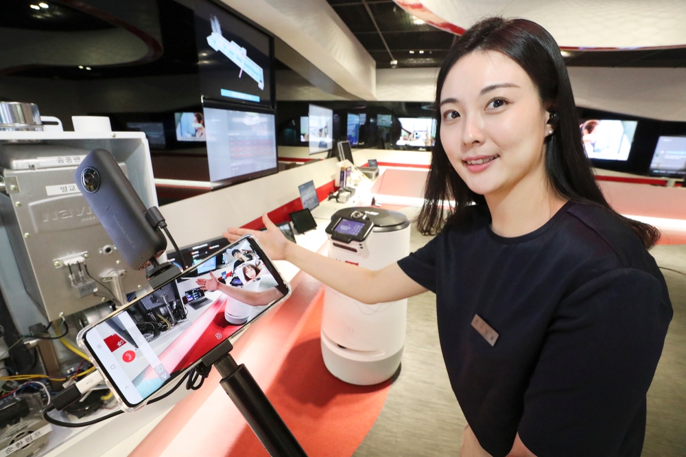 KT 직원이 비대면으로 R&D 기술을 소개하고 있다/사진=KT