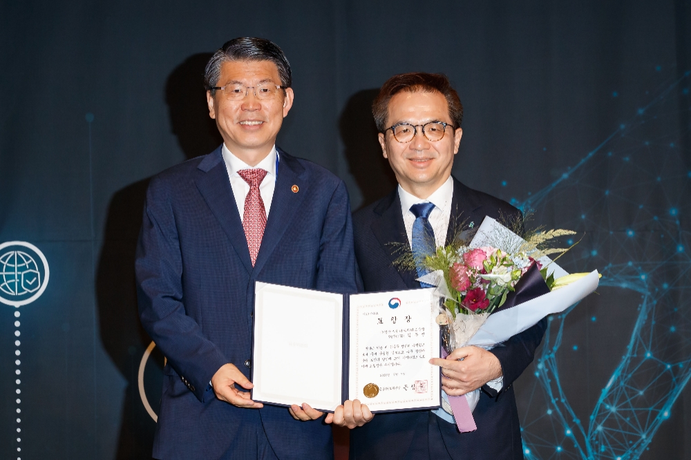 은성수 금융위원장은 7일 서울 종로구 포시즌스호텔에서 열린 정보보호의 날 기념 금융회사 최고경영자 초청 세미나에 참석했다. 은성수 금융위원장이 김홍선 SC제일은행 부행장에게 표창장을 수여하고 기념사진을 찍고 있다. / 사진= 금융위원회(2020.07.07)