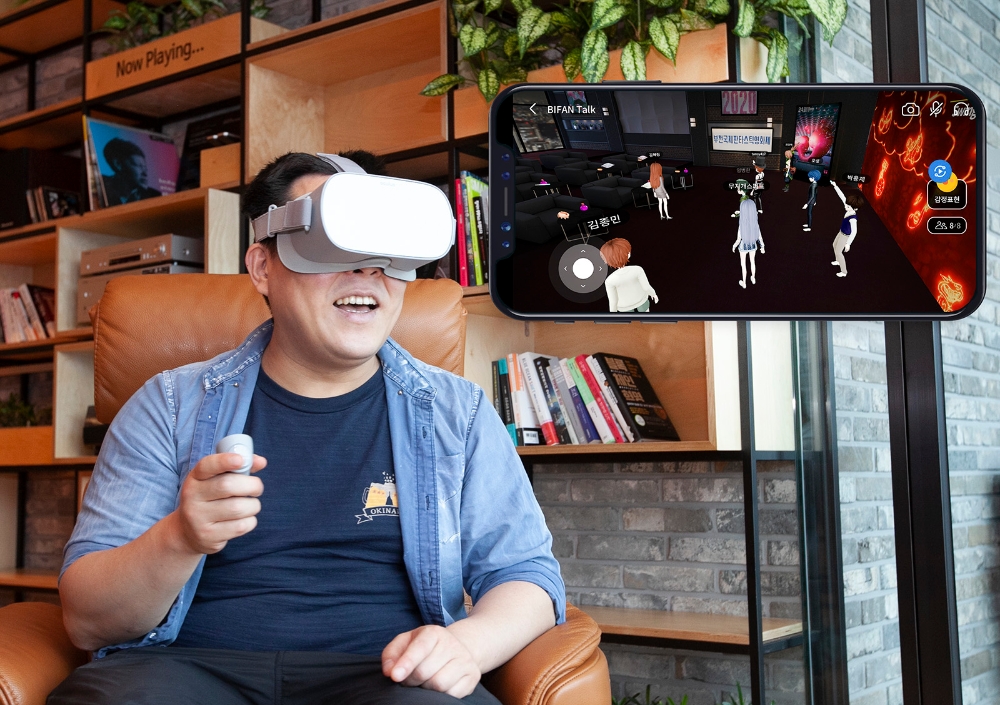 ‘감독과의 대화’에 참여한 참석자들이 ‘점프VR’ 소셜룸을 이용하고 있는 모습/사진=SK텔레콤