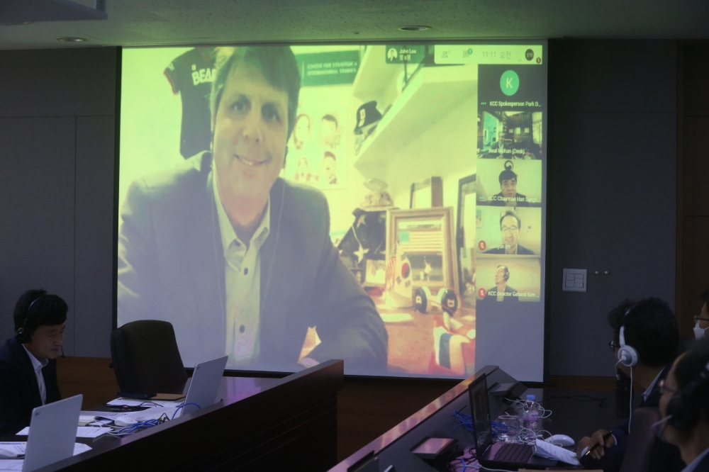 한상혁 방송통신위원장과 구글 닐 모한 수석부사장, 마크 리퍼트 아태지역 총괄(가운데)이 영상 면담했다/사진=방통위