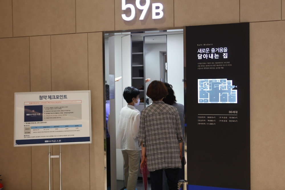 '양산 물금 브라운스톤' 견본주택을 둘러보는 방문객들 / 사진=더피알