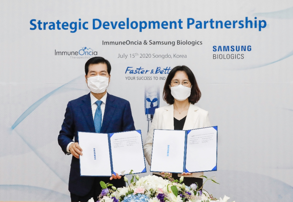 삼성바이오로직스와 이뮨온시아는 15일 삼성바이오로직스 본사에서 협약식을 열고 면역항암제 5건에 대한 위탁개발(CDO) 계약을 체결했다. 김태한 삼성바이오로직스 대표(왼쪽)와 송윤정 이뮨온시아 대표가 협약식 체결 후 기념 촬영을 하고 있다/사진=삼성바이오로직스