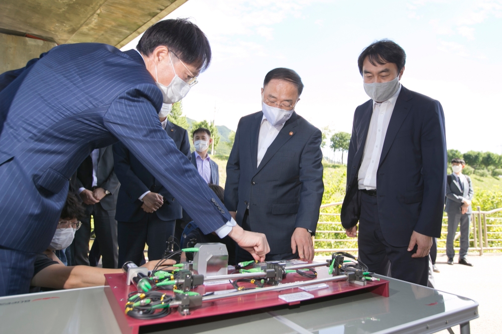 김준근 KT Incubation단장 전무가 홍남기 경제부총리에게 KT 기가세이프 SOC 솔루션을 설명하고 있다/사진=KT