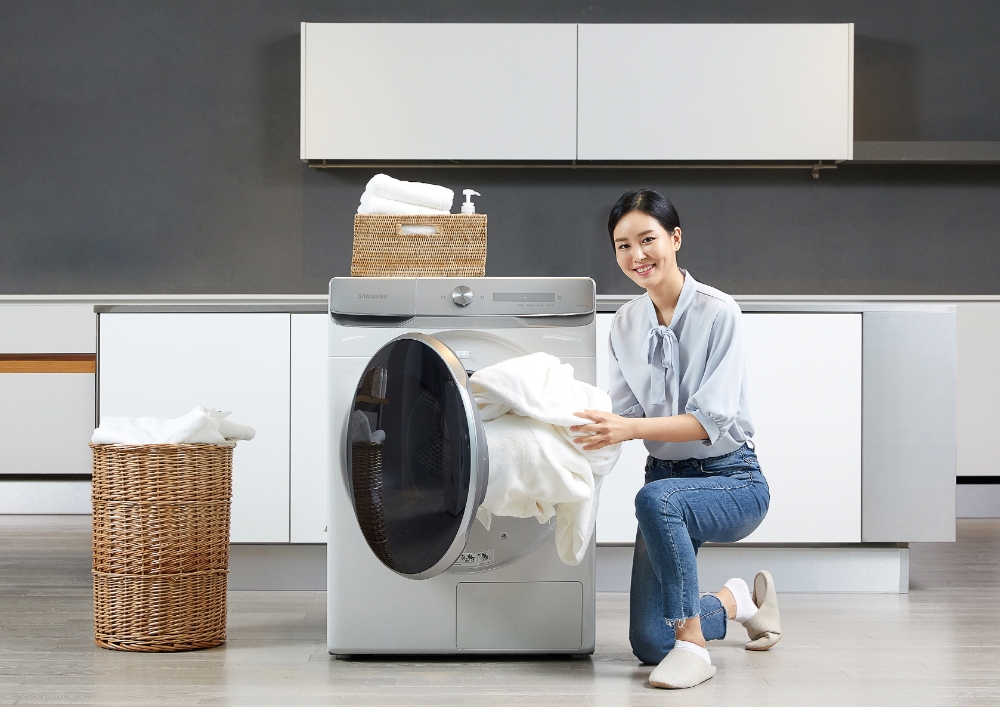 삼성전자 모델이 수원 삼성전자 디지털시티 프리미엄하우스에서 국내 최대 용량인 17kg 그랑데 건조기 AI 신제품을 소개하고 있다/사진=삼성전자