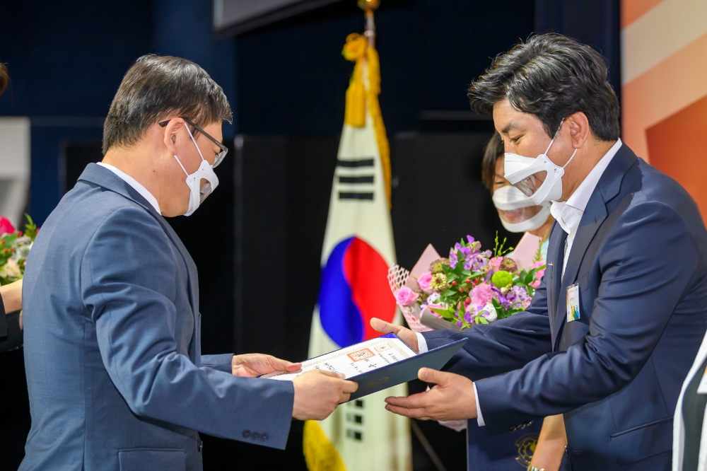 16일 JW 메리어트 호텔 서울에서 열린 2020년 장애인 고용촉진 대회에서 김창권 롯데카드 부회장이 장애인 고용촉진 유공자로 선정돼 최문석 롯데카드 경영지원부문장(오른쪽)이 대통령 표창을 대리 수상하고 있다./사진=롯데카드