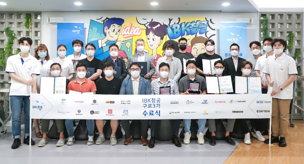 16일 IBK창공 구로센터에서 열린 ‘IBK창공 구로3기 수료식’에서 육성기업과 관계자 등이 기념촬영을 하고 있는 모습. / 사진= IBK기업은행(2020.07.17)