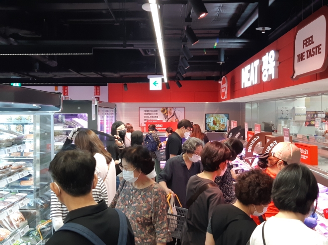 지난 16일 문을 연 이마트 신촌점이 손님들로 북적이고 있다. / 사진 = 유선희 기자