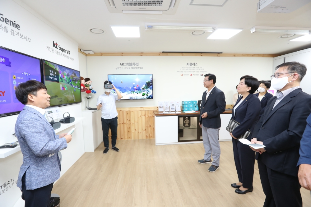 (왼쪽부터)성장현 용상구청장, 이선주 KT 지속가능경영단장, 안무영 용산구치매안심센터장이 용산구치매안심센터 내 마련된 인공지능 교육장에서 ICT 솔루션을 활용한 치매 어르신을 위한 비대면 인지·재활 훈련 설명을 듣는 모습/사진=KT