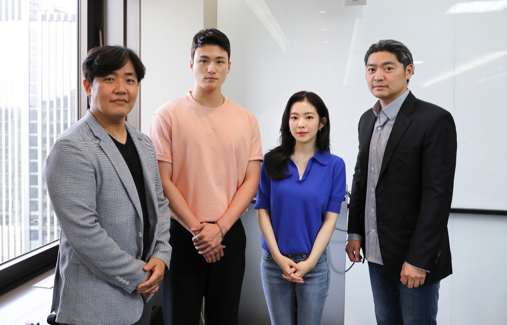 KT는 직접 제작투자하고 KT그룹사를 통해 극장 배급까지 진행하는 첫 상업 영화 ‘더블패티’를 올 하반기에 극장을 통해 개봉할 예정이라고 22일 밝혔다. 대본 리딩에 참석한 관계자가 기념 촬영을 하는 모습. (왼쪽부터) 유현중 KT 모바일미디어사업담당, 배우 신승호, 배우 배주현(레드벨벳 아이린), 백승환 영화감독 /사진=KT