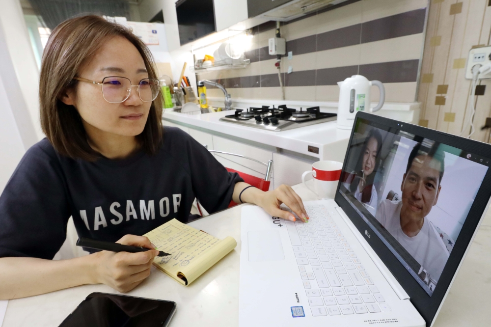 LG유플러스가 주3일 재택근무를 도입한다고 23일 밝혔다. 사진은 김정인 LG유플러스 빅데이터전략팀 책임이 재택근무 중 화상회의 솔루션을 이용해 팀원들과 회의를 하고 있는 모습./사진=LG유플러스