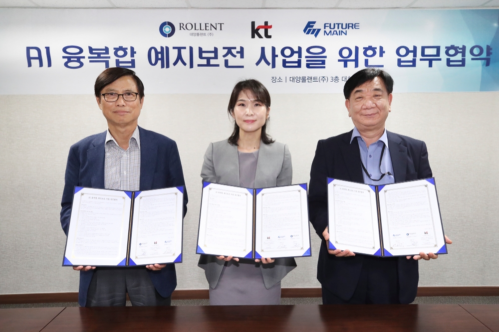 경기도 시흥시에 위치한 대양롤랜트 본사에서 진행된 AI 기반 설비 예지보전 사업을 위한 업무 협약식에서 나복남 대양롤랜트 (왼쪽) 대표, 김채희 KT AI/BigData사업본부장 (가운데) 상무, 이선휘 퓨처메인 대표가 기념사진을 찍고 있다./사진=KT