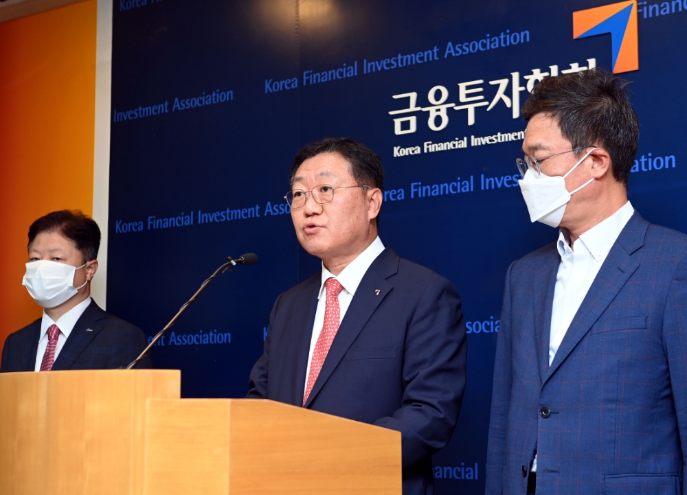 나재철 금융투자협회장이 23일 오전 서울 여의도 금투센터에서 펀드업계의 입장을 발표하고 있다./사진=금융투자협회