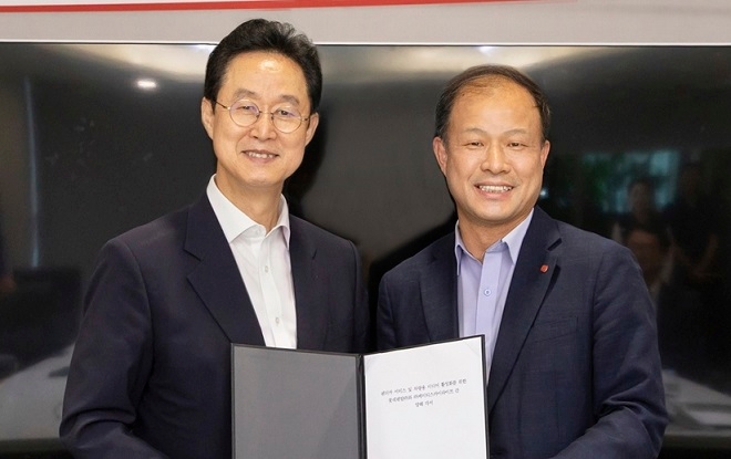 KT스카이라이프 김철수 대표이사(왼쪽)와 롯데렌탈 이훈기 대표이사.