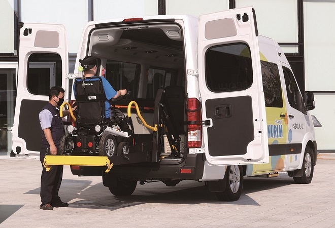 서울관광재단이 운영하게 될 휠체어 리프트가 장착된 현대차 쏠라티 미니밴. 사진=현대차.