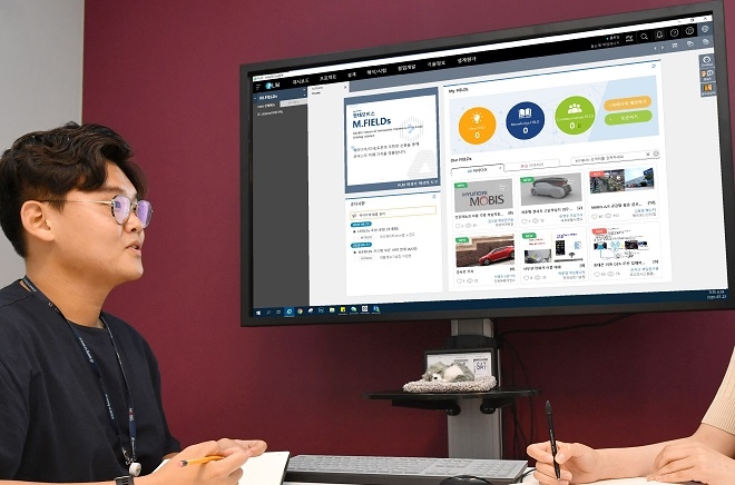 현대모비스 직원이 엠필즈 메인화면을 소개하고 있다. 사진=현대모비스.