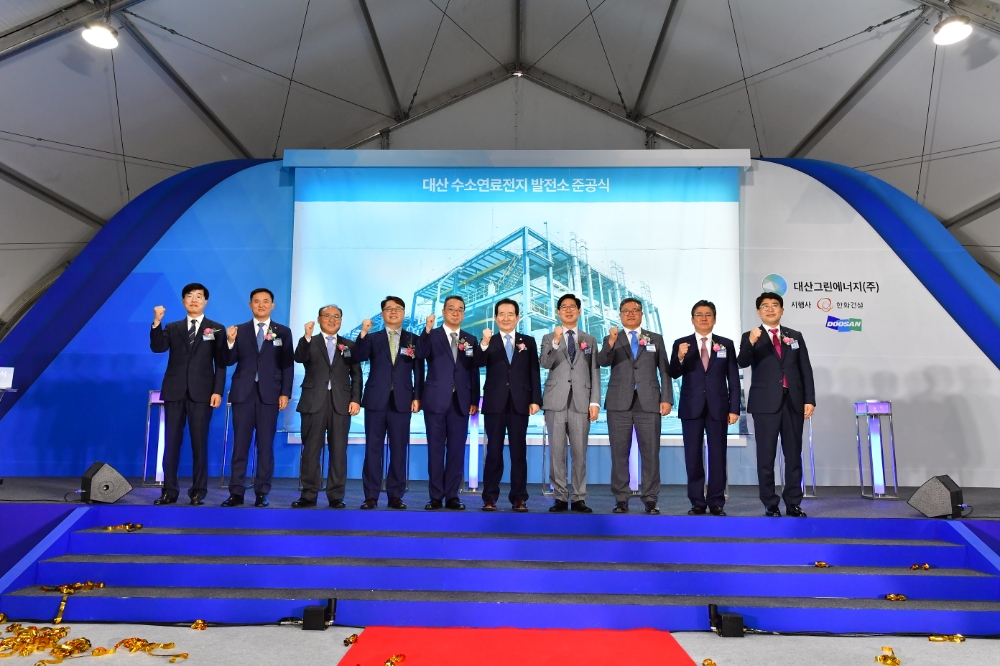 28일 열린 대산 수소연료전지발전소 준공식에 참석한 정세균(왼쪽 여섯째) 국무총리와 정인섭 한화에너지 대표(왼쪽 다섯번째), 양승조(왼쪽 일곱째) 충남도지사, 유수경(왼쪽 세번째) 두산퓨얼셀 대표이사 등 참석자들이 기념촬영을 하고 있다/사진제공=한화에너지