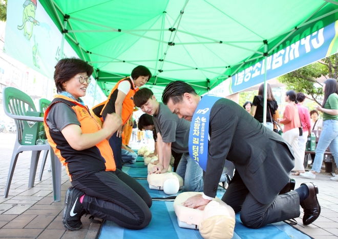 지난해 7월 하이트진로는 창원시 상남동 일대에서 국민안전캠페인을 벌였다. 하이트진로 김인규 대표가 심폐소생술 체험을 하고 있다. / 사진 = 하이트진로