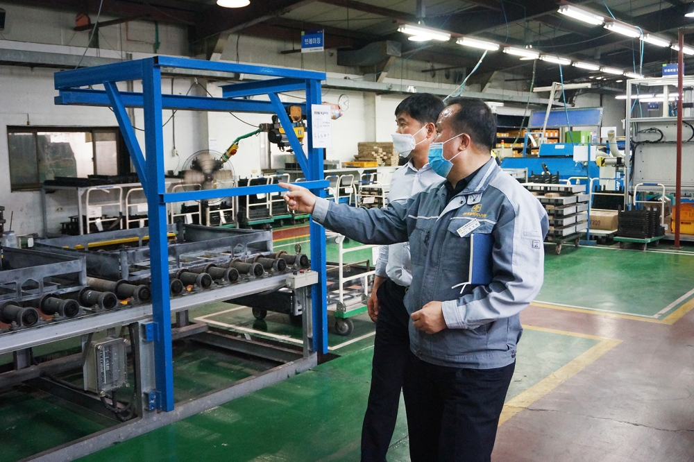 두산인프라코어의 협력사 스마트공장 구축 지원 모습/사진=두산인프라코어