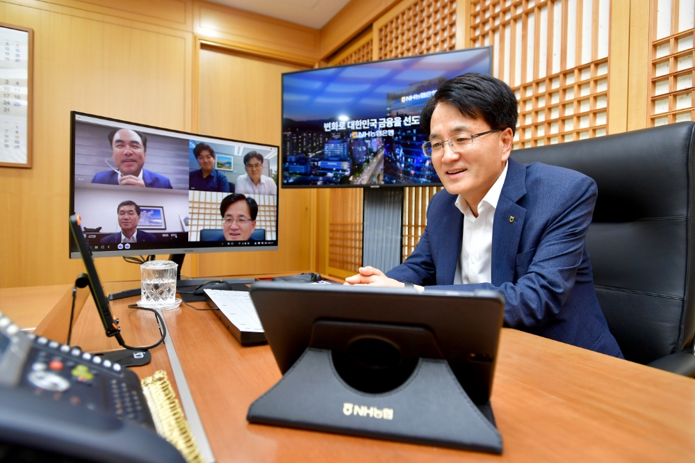 손병환 NH농협은행장이 다자간 화상회의시스템을 통해 중소기업의 비대면 여신심사에 참여했다. /사진=NH농협은행
