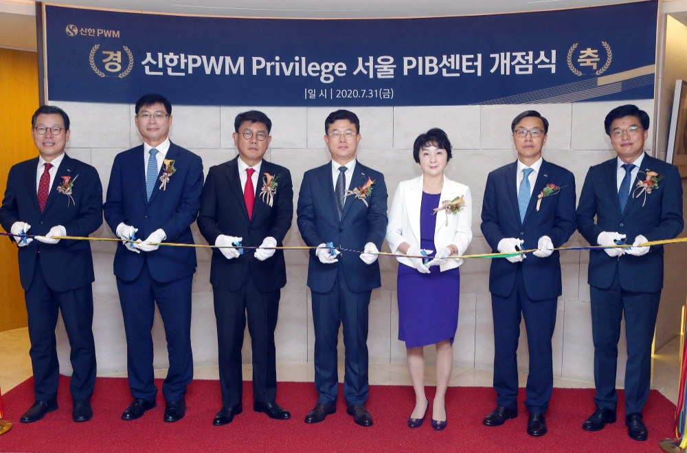31일 서울시 중구 남대문로에 위치한 신한 PWM PIB센터 2호점 개점식에서 신한은행 신연식 기업그룹장(왼쪽 두번째), 정운진 GIB그룹장(왼쪽 세번째), 왕미화 WM그룹장(왼쪽 다섯번째), 배두원 IPS그룹장(왼쪽 여섯번째), 신한금융투자 김종옥 부사장(왼쪽 첫번째)이 테이프 커팅을 하고 있는 모습 / 사진= 신한은행(2020.07.31)
