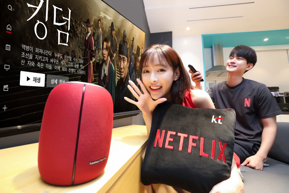 KT 모델들이 올레 tv에서 제공하는 넷플릭스 서비스를 소개하고 있다./사진=KT