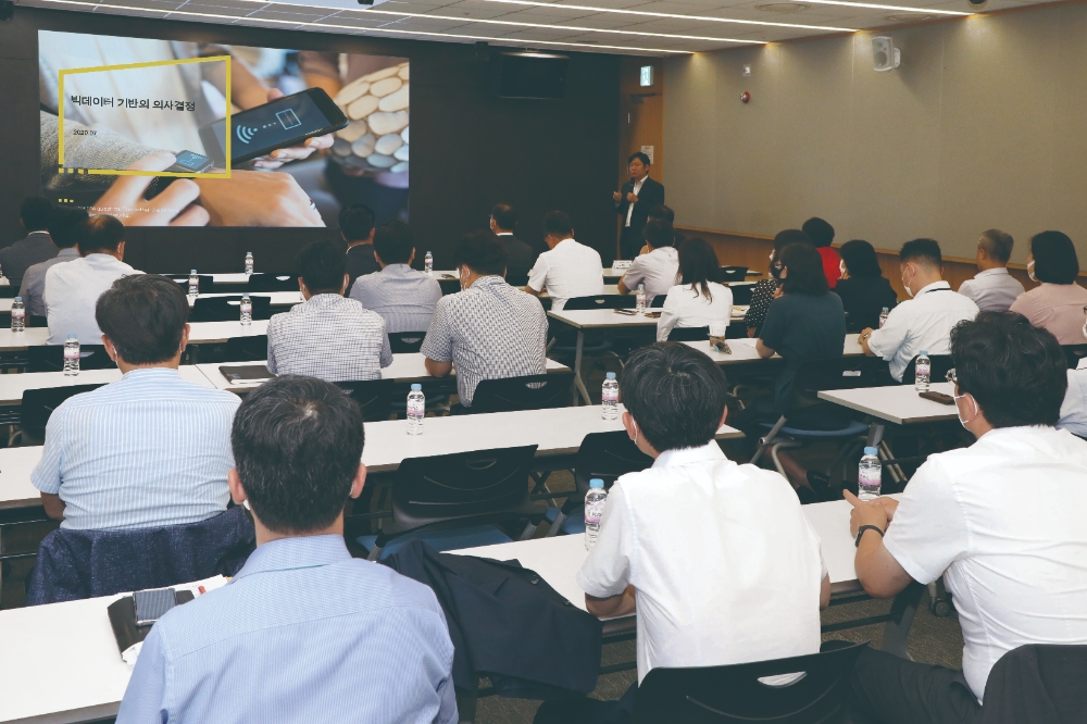 NH농협카드는 지난달 30일 데이터 활용 이해 증대를 위해 임직원을 대상으로 빅데이터 강연을 NH농협은행 본사에서 실시했다./사진=NH농협카드