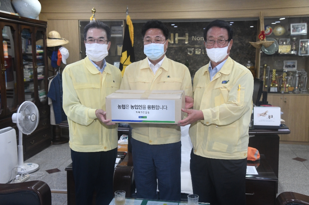 이성희 농협중앙회장(왼쪽)이 경기 이천 율면농협(조합장 박병건 오른쪽)의 피해지역을 방문해 피해복구를 독려했다.