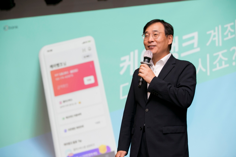이문환 케이뱅크 행장이 4일 간담회를 열고 주주사들과의 시너지 창출 방안과 향후 출시될 신상품에 대해 설명하고 있다. /사진=케이뱅크