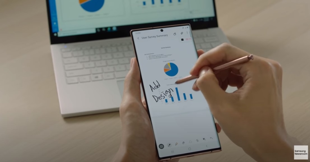 삼성 갤럭시노트20의 S펜을 이용해 삼성노트를 사용 중이다/사진=삼성전자 뉴스룸 유튜브 캡쳐