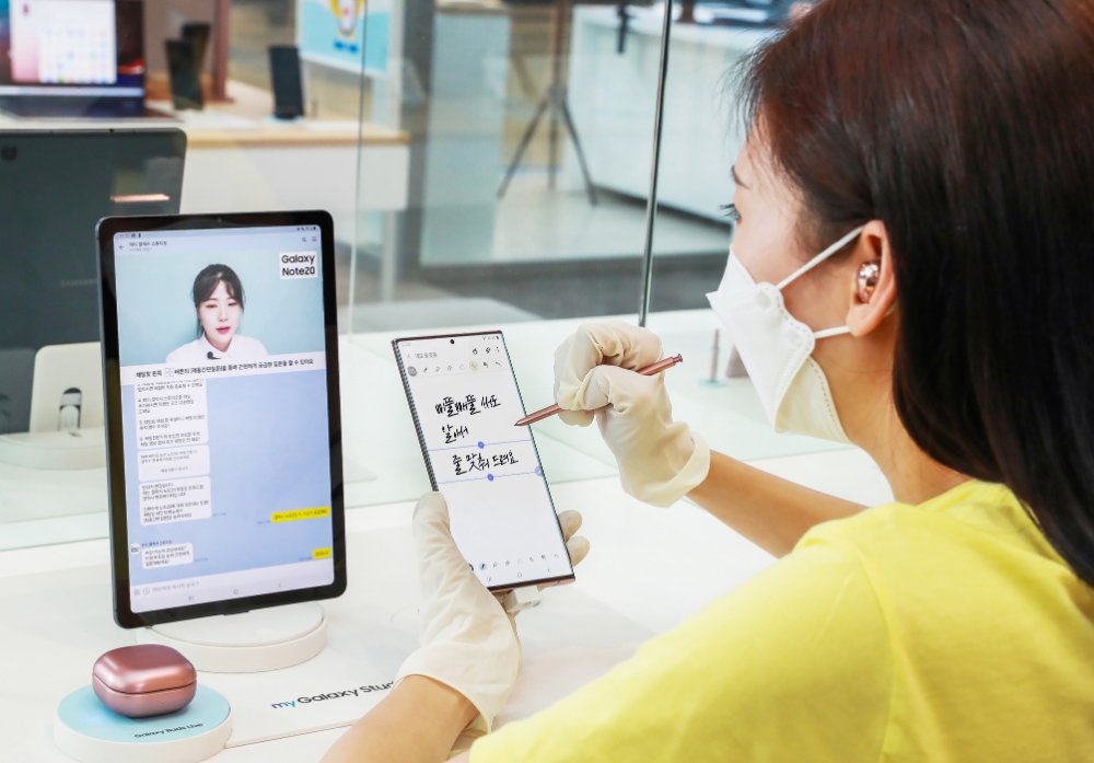 '갤럭시 노트20 스튜디오'의 소비자가 비대면으로 심화 체험이 가능한 '마이 갤럭시 스튜디오'를 활용해 체험 전문가와 일대일로 영상을 통해 '갤럭시 노트20'를 체험하고 있다./사진=삼성전자