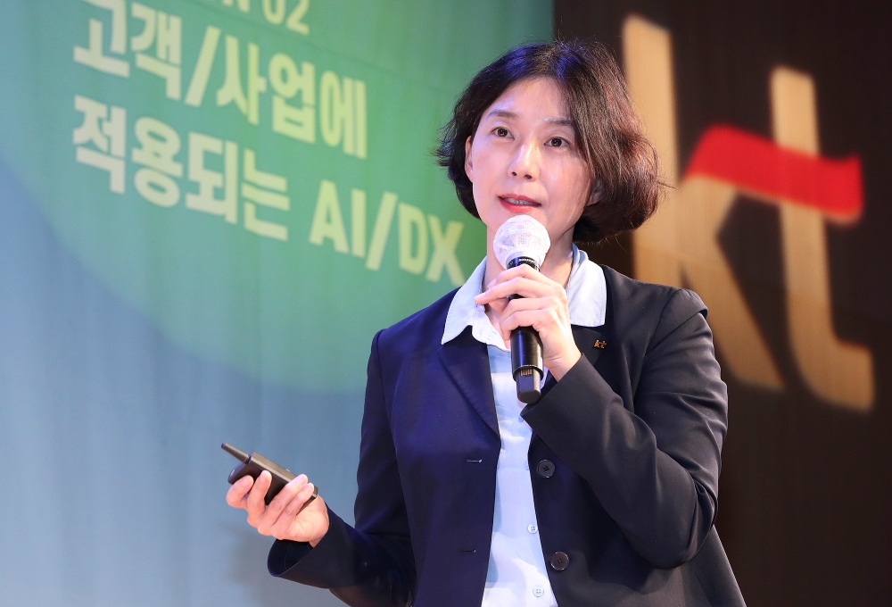 한자경 KT 인더스트리 AI플랫폼 TF장 상무가 AI/DX 데이에서 ‘산업용 AI 기반의 DX 추진사례’에 대해 발표하고 있다./사진=KT