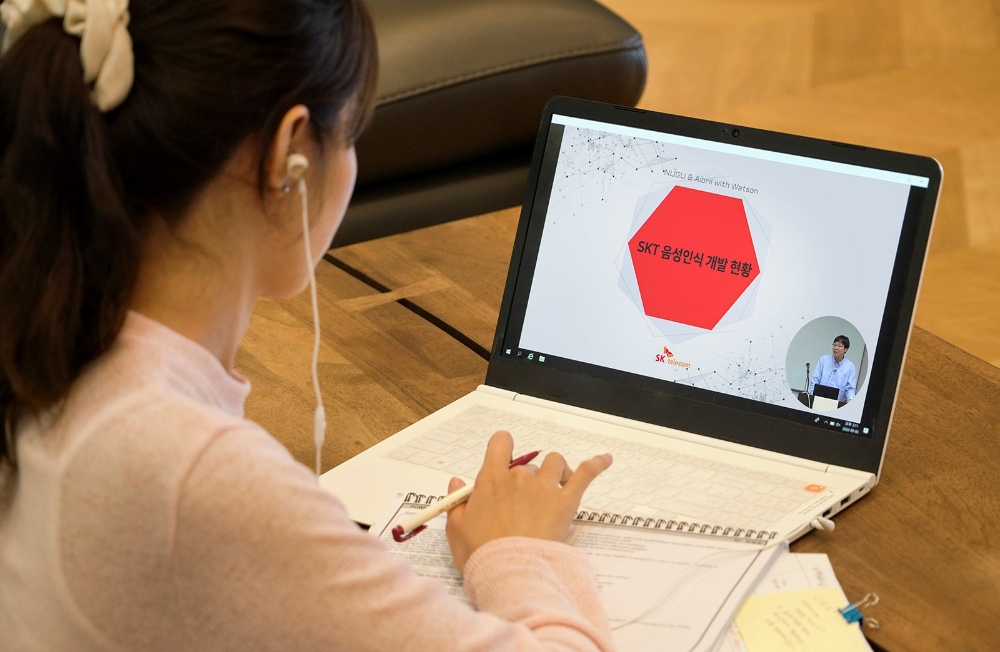 대한민국의 ‘K-언택트’ 트렌드를 이끄는 SK텔레콤은 자사 소속 인공지능 전문가들이 현업 경험을 토대로 기술 이론과 비즈니스 사례 등을 강의하는 ‘인공지능 교육과정 (AI 커리큘럼)’을 하반기부터 16개 주요 대학을 대상으로 제공한다고 10일 밝혔다./사진=SK텔레콤