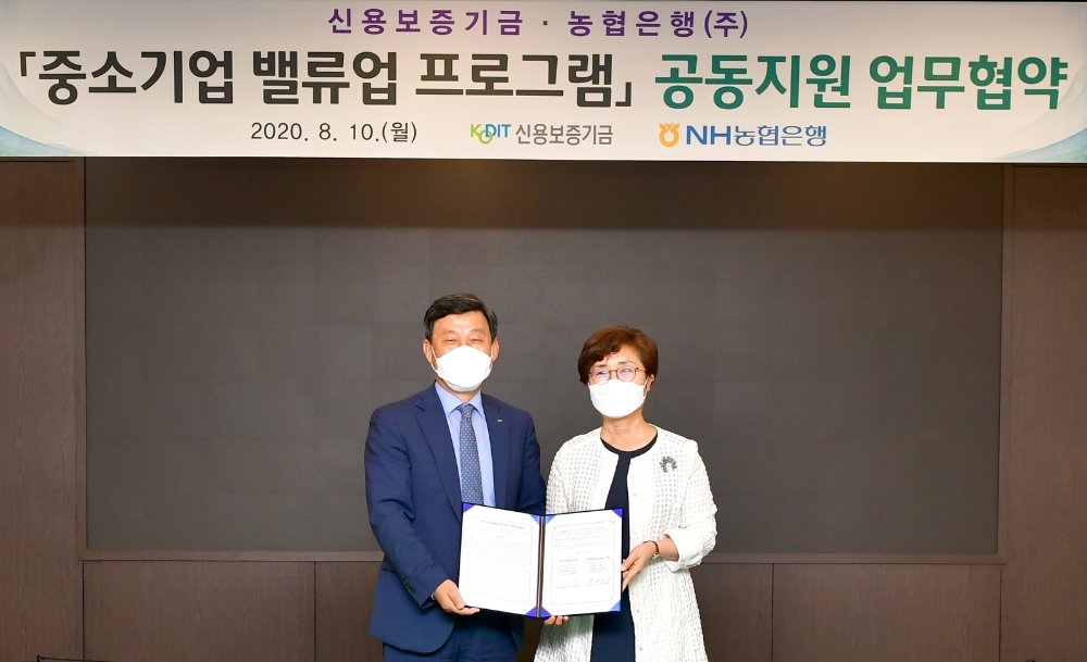 최창석 신용보증기금 전략사업부문 담당이사(왼쪽)와 장미경 농협은행 여신심사부문 부행장(오른쪽)이 ‘중소기업 밸류업 프로그램 공동지원 업무협약식’을 실시했다. /사진=NH농협은행