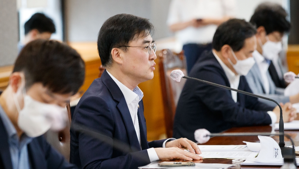 손병두 금융위 부위원장이 11일 서울 중구 전국은행연합회에서 금융리스크 대응반 회의를 주재, 모두발언을 하고 있다. / 사진= 금융위원회(2020.08.11)