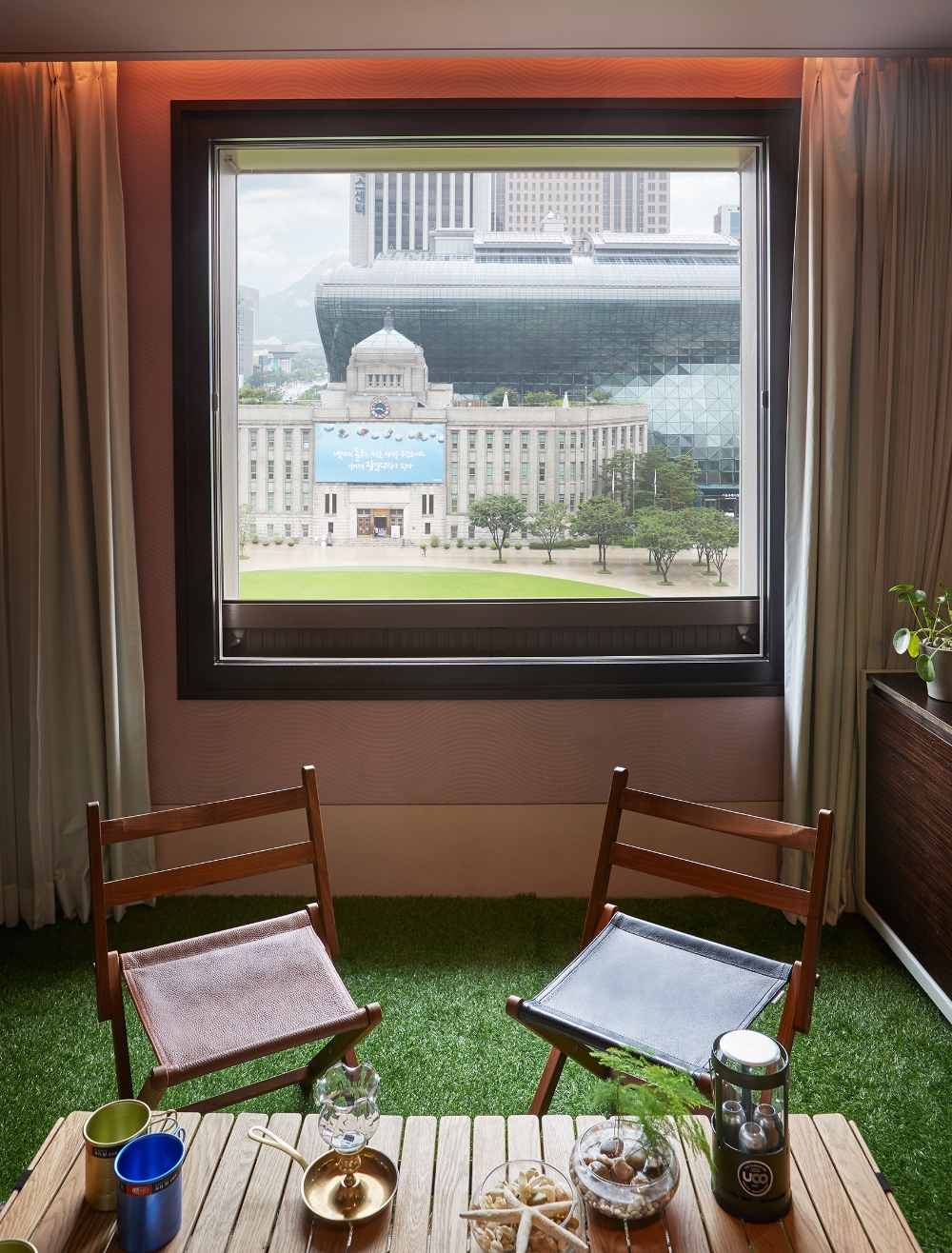 플라자 호텔 커넥팅룸 실내 글램핑 이미지/사진=한화호텔앤드리조트