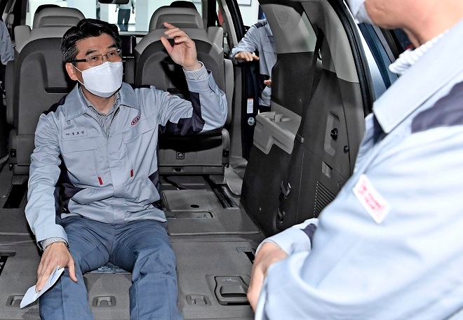 송호성 기아차 사장이 출고를 앞둔 4세대 카니발 내부를 점검하고 있다. 사진=기아차.