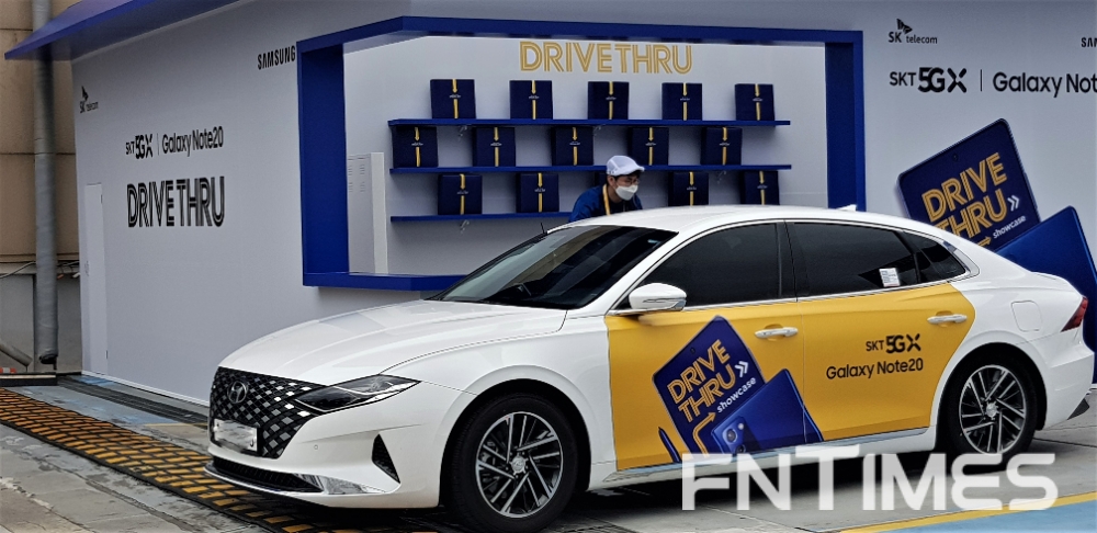 갤럭시노트20 드라이브 스루 행사에 T맵 택시가 한 대씩 들어오고 있다/사진=정은경기자