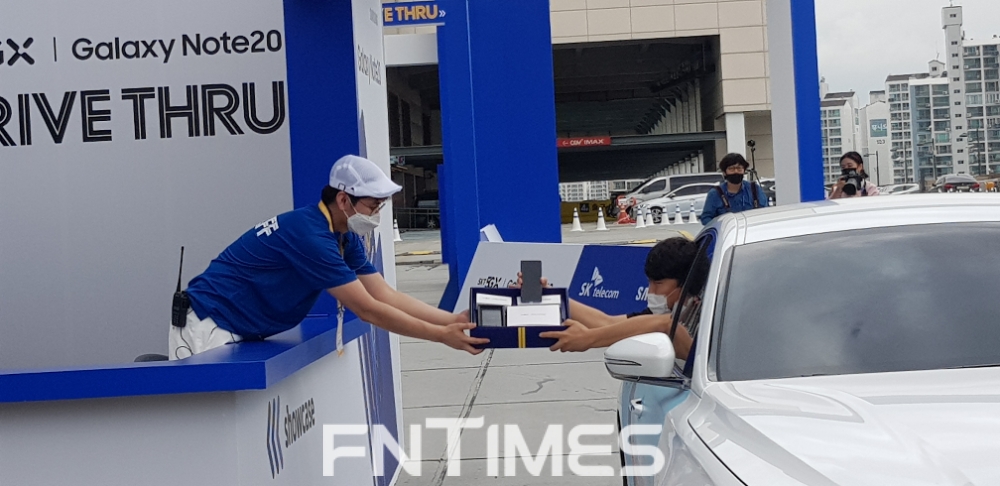 사전개통일 행사에 참여한 고객이 'T맵 택시'안에서 갤럭시노트20을 받고 있다./사진=정은경기자