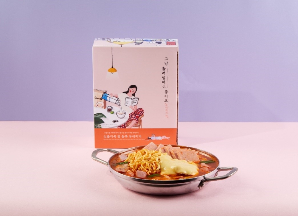 밀리의 서재가 GS프레시몰, GS리테일 밀키트 브랜드 심플리쿡과 함께 출시한 1밀리+ 스페셜 에디션 중 부대찌개 제품 모습/사진=밀리의 서재