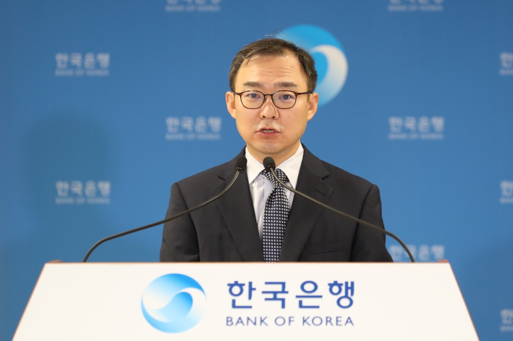 ▲송재창 한국은행 경제통계국 금융통계팀장이 19일 오전 서울 중구 한국은행에서 2020년 2/4분기중 가계신용(잠정)의 주요 특징을 설명하고 있다./사진=한국은행