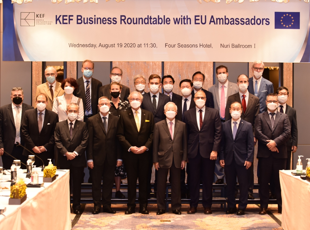 한국경영자총협회가 19일 주한 유럽연합(EU) 대사단 초청 회장단 간담회를 개최했다.이날 서울 종로구 포시즌스 호텔에서 열린 간담회에는 미하엘 라이터러 EU 대사를 비롯한 EU 회원국 21개국 대사 및 부대사와 경총 회장단이 참석했다./사진=경총