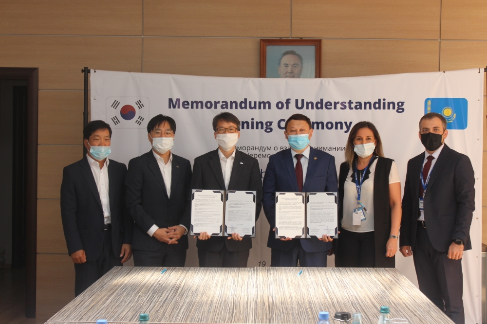 (왼쪽부터) 오영교 신한파이낸스 영업부문장, 고재만 부법인장, 천영일 법인장, 비펙오토 알마티 베이세노프 다우렌(Beisenov Dauren) 총괄디렉터, 까리모바 아딜랴(Karimova Adilya) 세일즈헤드, 샤이후디노프 다니엘(Shaihudinov Danil) 세일즈부장이 기념 사진을 촬영하고 있다./사진=신한카드