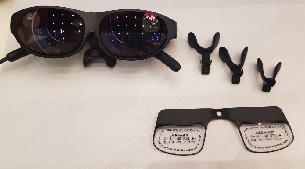 U+리얼글래스를 구매한 고객들이 최적의 환경에서 즐길 수 있도록, 도수가 있는 렌즈를 부착할 수 있는 프레임, 전방 시야를 차단하는 렌즈 커버, 얼굴 형태에 맞는 코받침을 무상으로 제공한다/사진=정은경기자