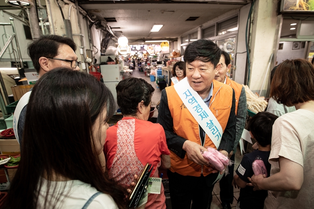 김윤식 신협중앙회장이 2019년 고용산업 위기지역 살리기 특별지원사업의 일환으로 거제중앙시장에서 서민경제 살리기 캠페인을 펼치고 있는 모습./사진=신협중앙회