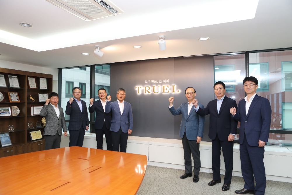 유필상 일성건설 대표이사(왼쪽에서 세번째)와 관계자들이 트루엘 BI 리뉴얼 론칭행사에서 기념촬영을 하고 있다. / 사진=일성건설