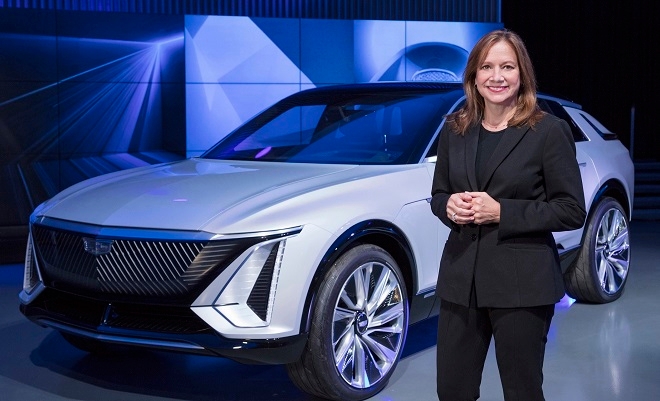 메리 바라 GM 회장과 캐딜락 리릭 콘셉트카.